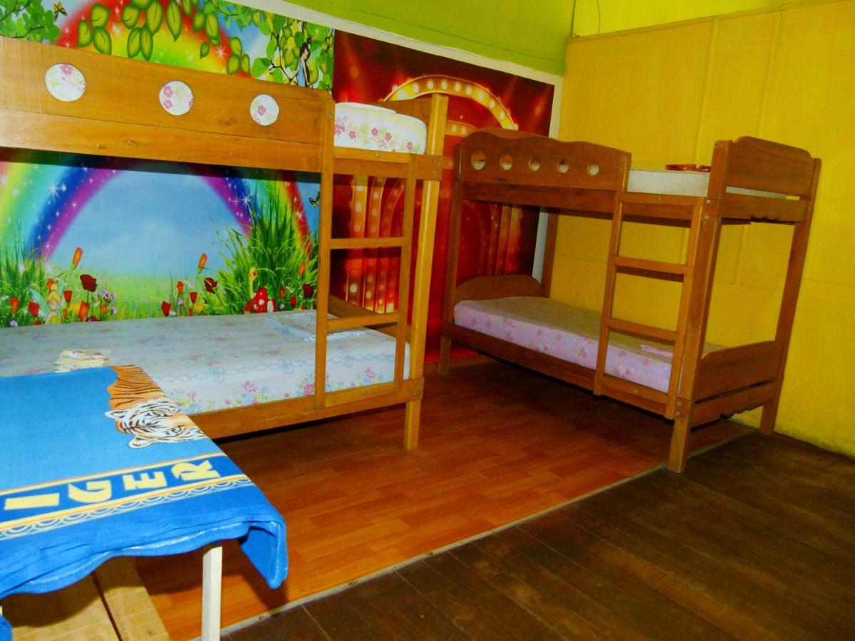 A&T Amazon Backpacker'S Bed and Breakfast Iquitos Exteriör bild