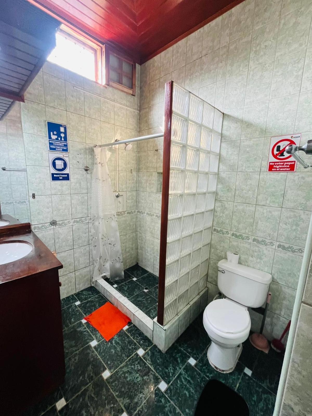 A&T Amazon Backpacker'S Bed and Breakfast Iquitos Exteriör bild